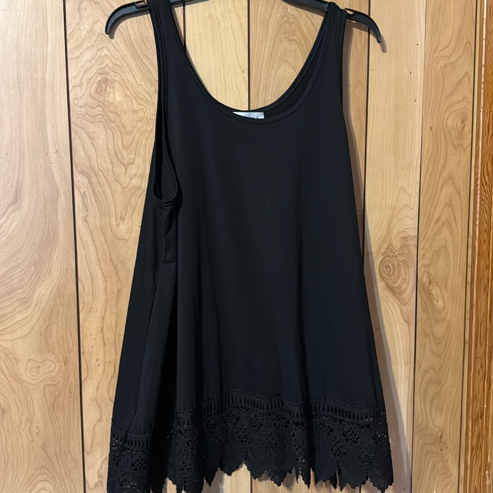 Black top can be wornn alone or as an extender size 1X easy care